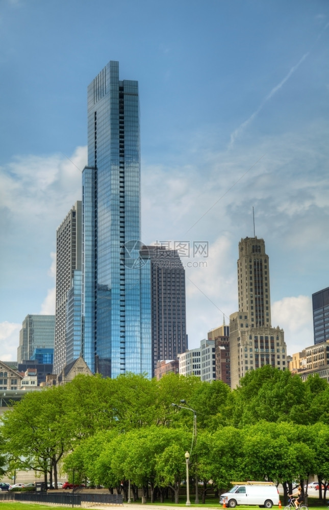 芝加哥市中心阳光明媚的白天IL云摩大楼空图片