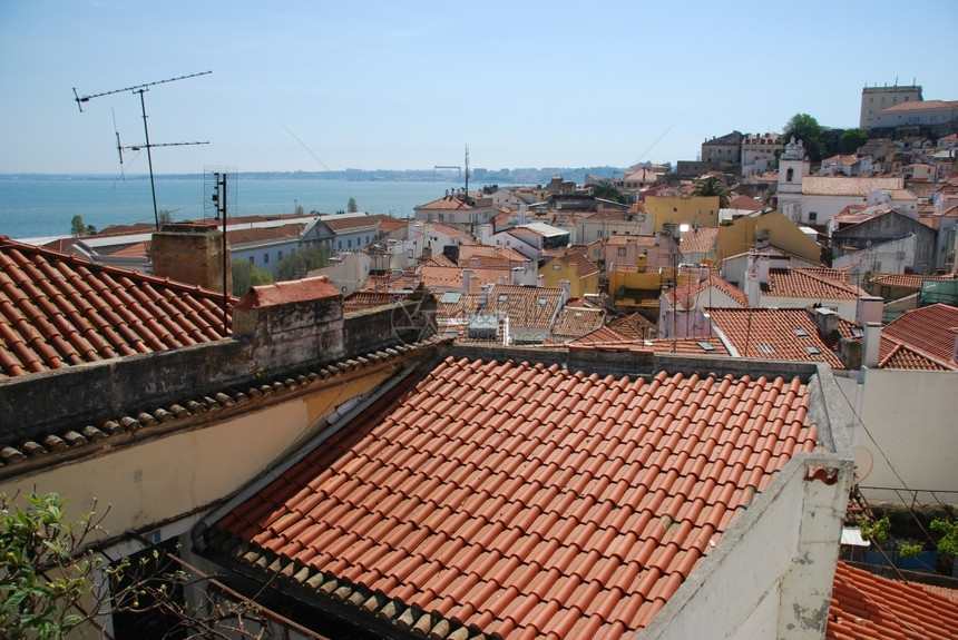 屋阿尔法玛美丽的马市中心风景与塔格斯河背葡萄牙里斯本古老的图片