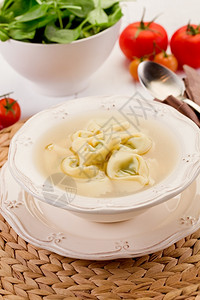 意大利式饺子塞满起司美味的玉米面意大利和白桌上蔬菜加汤刀背景