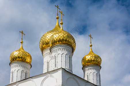 文化阿纳斯塔西娅英石在俄罗斯科托马市白云背景下圣阿纳斯塔西亚的白色伊比凡尼修道院的金圆顶背景