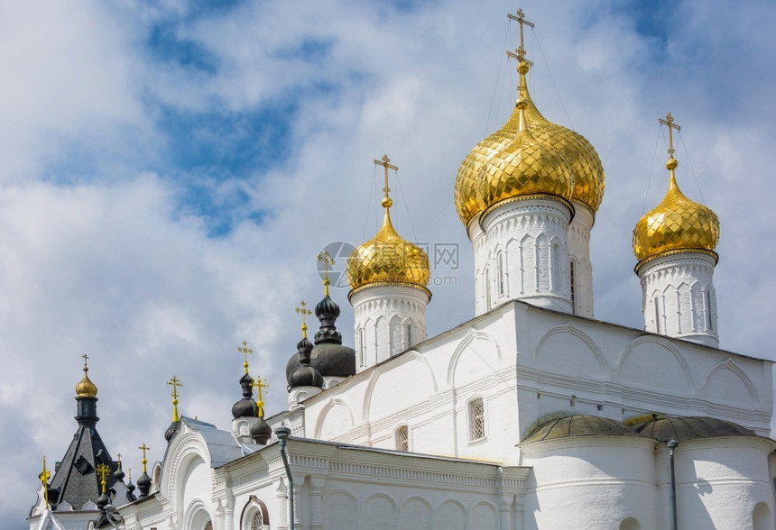 在俄罗斯科托马市白云背景下圣阿纳斯塔西亚的白色伊比凡尼修道院的金圆顶历史城市图片