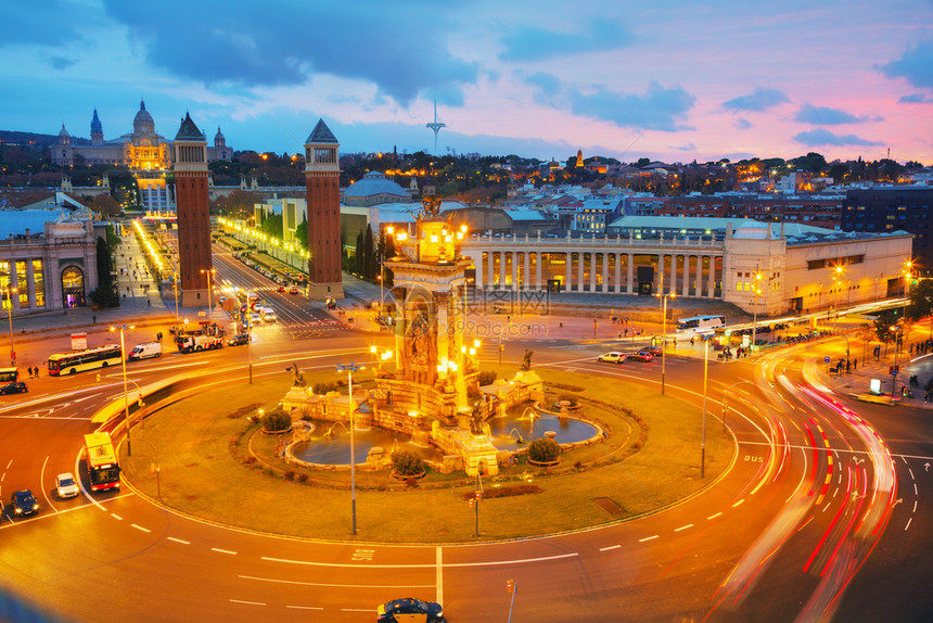 交通夜间在西班牙巴塞罗那的西班牙广场上环球航空概览建造欧洲的图片