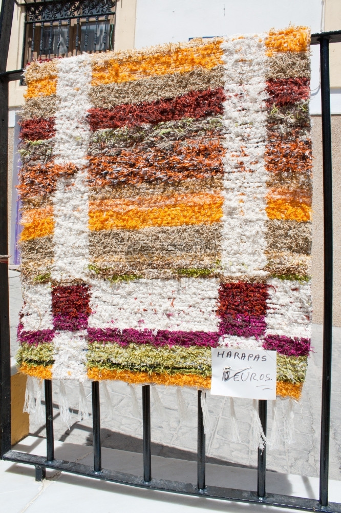 毯子在西班牙安达卢亚Almeria的Nijar村出售典型的西班牙手工地毯尼哈尔纤维图片