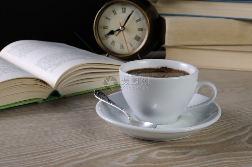 新鲜酿制的香咖啡杯放在书桌上学习哲考试图片