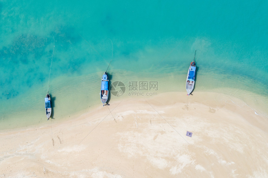 泰国海滩上三艘长尾船从泰国空中观察运输放松景图片