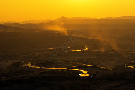 机器污染在MaeMoLampang煤炭矿区美丽的夜间煤矿风景图片
