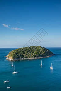 天空热带岛屿在海上的空中观光帆船在泰国布吉湖附近蓝色的最佳图片