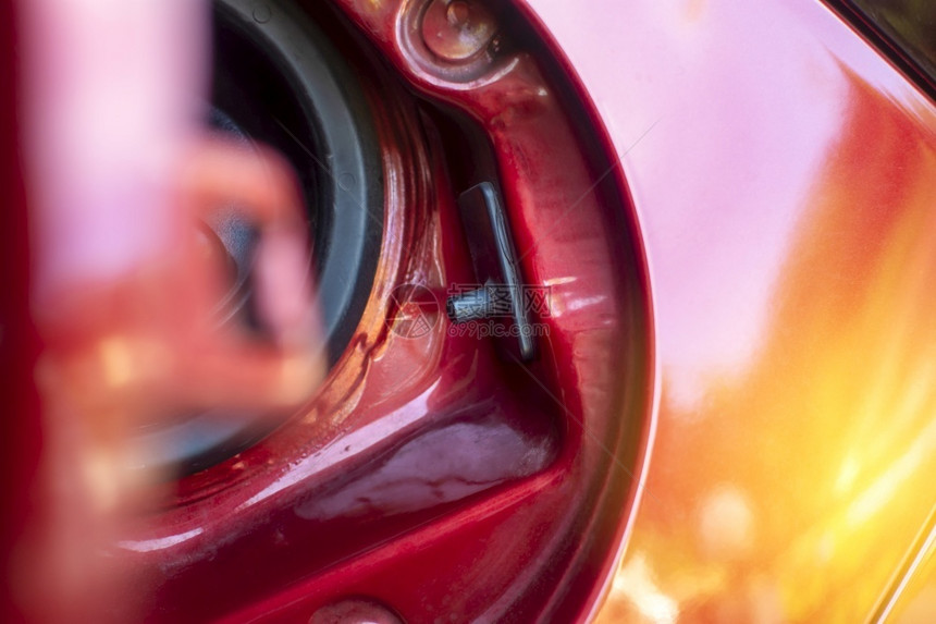 一辆红色车的燃料箱顶舱盖门锁汽油安全车图片