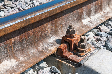 铁路坚果和石砾背景的螺栓弃老桥图片