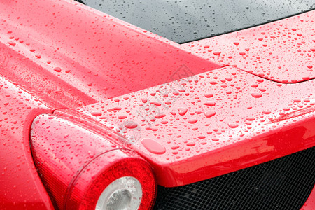 金属水雨后红色运动车的滴子下雨图片