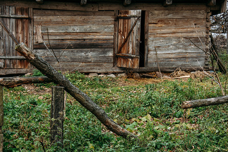 门乡村的时间旧木栅栏和谷仓图片