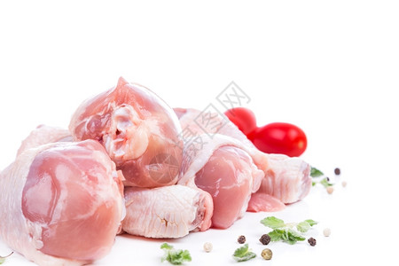 胡椒或者白背景的底皮上骨头作为广告横幅或印刷品的一小块鸡腿红色的图片