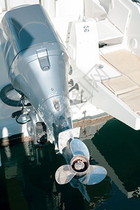 钓鱼海上水底的机动船螺轮垂直日射中码头行业图片