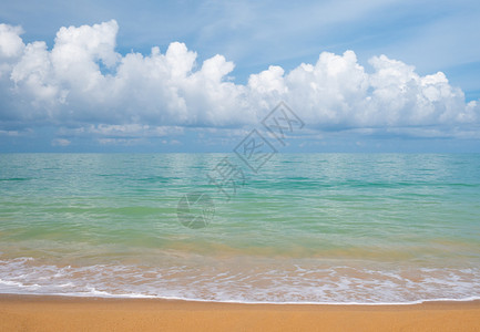 夏天假期泰国KhaolakPhangngga省蓝天上的邦萨克海滩冲浪图片