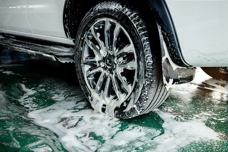肥皂程序人工洗车为司机和乘客保持清洁关注轮式乘客泡沫皂洗压力图片