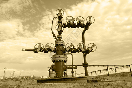 气体控制带阀门的井口和管道石油天然气主题色调棕褐油田概念石和天然气工业巴斯塔背景图片