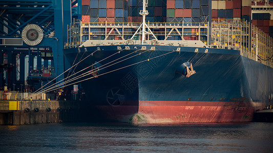 海后勤一艘大型集装箱船舶的壳运输背景图片