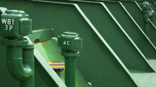 原油轮船上绿色罐金属管道的视角和侧面观点力量管子燃料图片