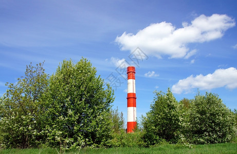 烟囱技术复古的绿树背景烟道和天空图片