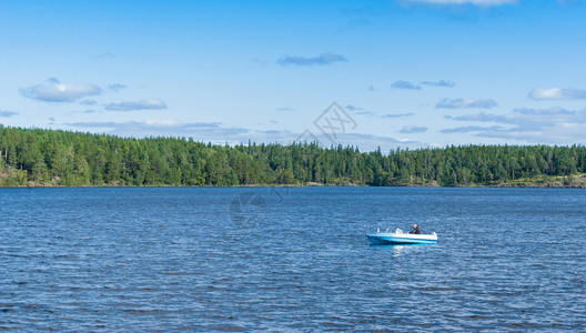 泻湖一条大和船上的渔夫松弛活动图片