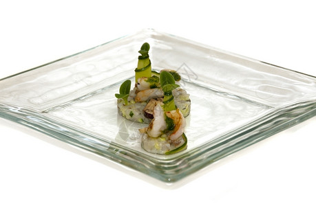 油炸海盘子上白色隔离的鱼菜图片