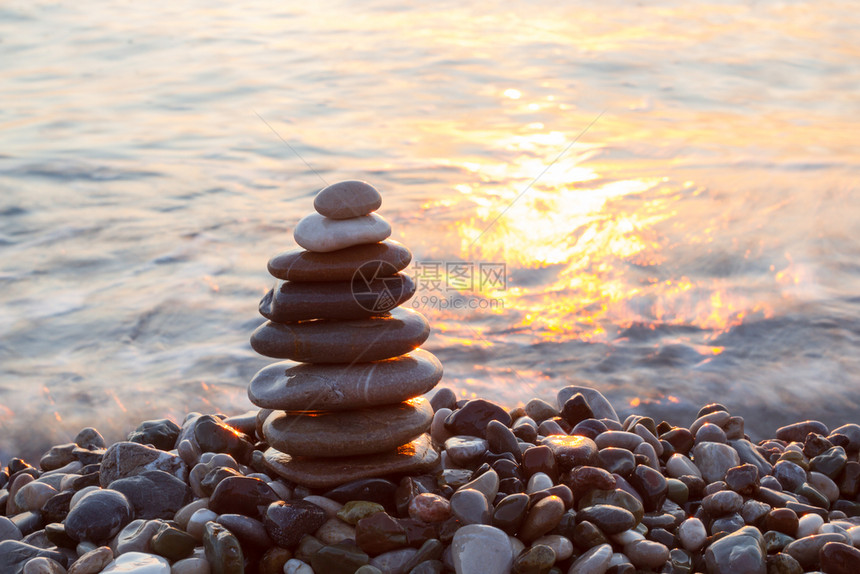 火鸡海滩上的一堆石头日出时海滩上的一堆石头和谐夏天图片
