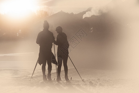 户外跨国滑雪夫妇的古老摄影仿真作品制模拟活动景观回忆图片