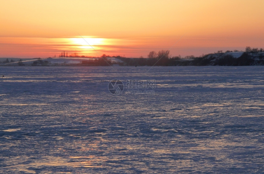 冰冻湖上多彩的日落有风丰富多彩的漂移图片
