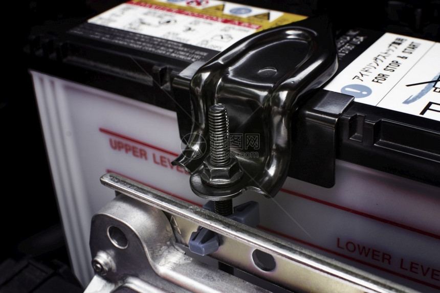 服务修理现代的装有螺丝锁在汽车上的电池持有器汽车部件概念图片