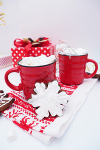包装一种姜饼两个红杯子加咖啡和棉花糖姜面包饼干冰雪花的形状红毛巾和白图片