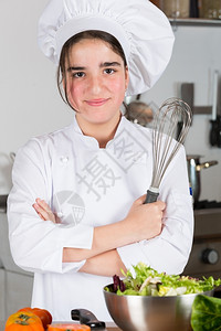 在厨房准备沙拉的少女在厨房里垂直的女孩一种图片