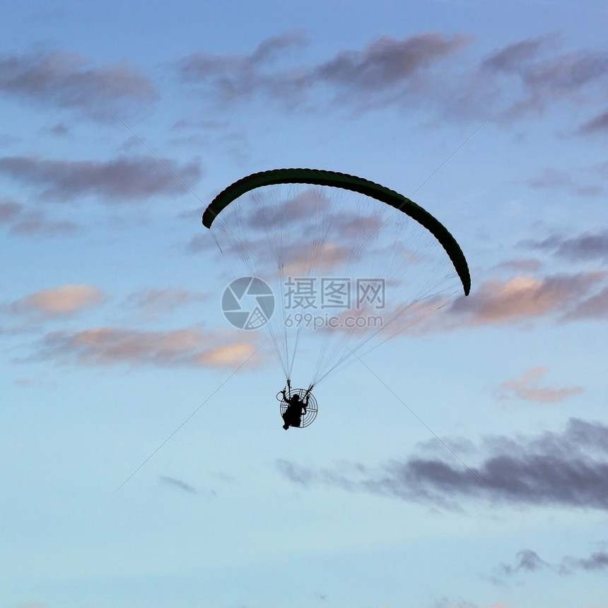 美丽的天空背景上滑翔图轮廓风险滑翔伞爱好图片