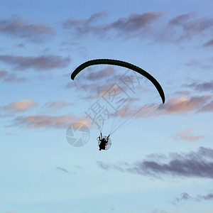 美丽的天空背景上滑翔图轮廓风险滑翔伞爱好图片