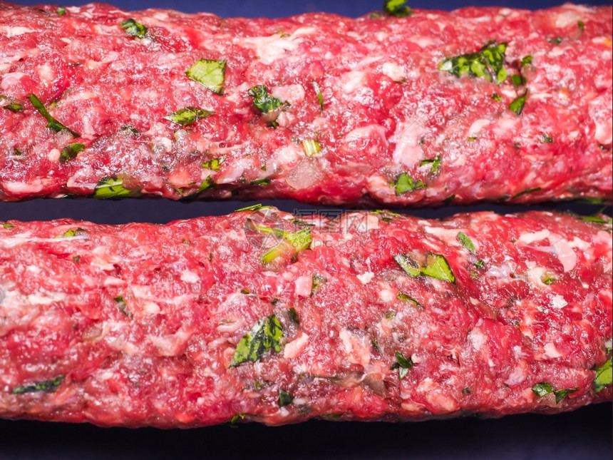 美食夏天生红肉烤制成烧串牛图片