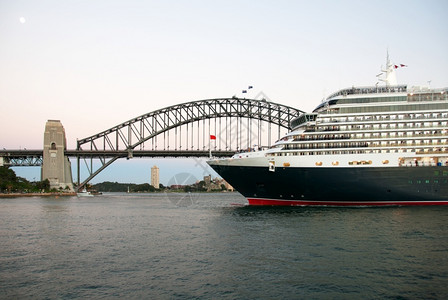 澳大利亚悉尼港的豪华巡航班轮旗帜衬垫海上图片