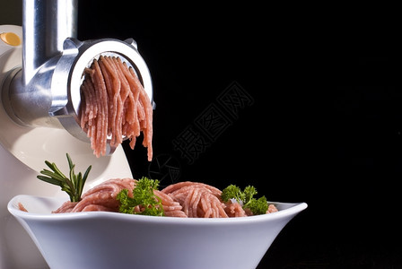 蛋白质磨床烹饪与电动肉研磨机混合一碗图片