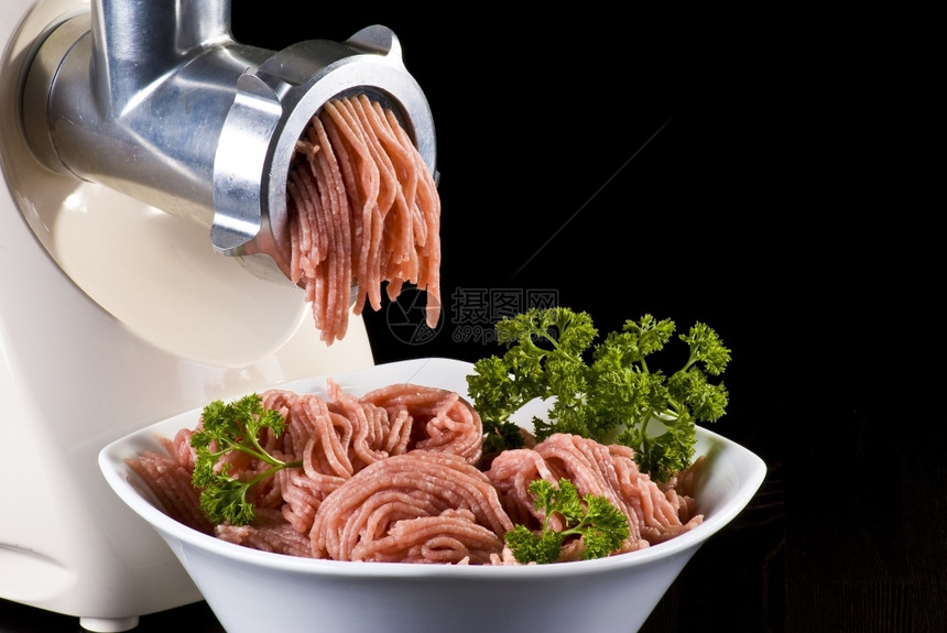 屠宰场肉类与电动研磨机混合一碗盘子图片
