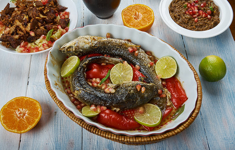 晚餐BakGreyMullet中东菜食传统各类盘顶视图放烘烤的图片