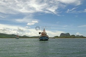 旅游放松拥有渔船和美丽的天空背景海洋观图有渔船和美丽的天空背景假期图片