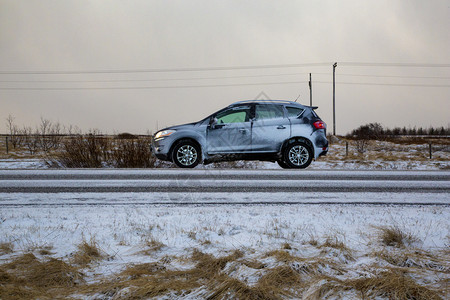 停留黑色的车在冬天站着路上下雪寒冷紧急情况图片