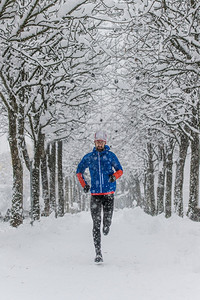 在雪地跑步的男性图片