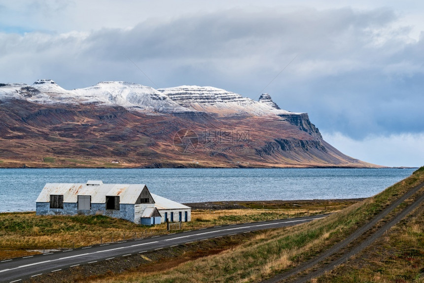 蓝色的雪冰岛东面Faskrudsfjordur和冰岛东面一个多云日落的老农场和一个自然图片