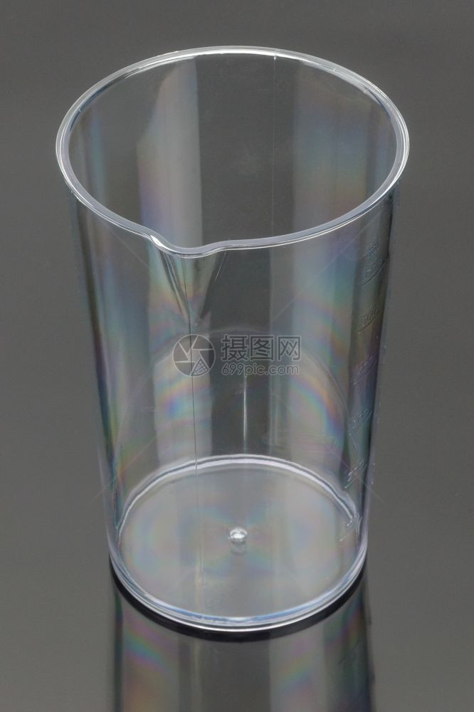 展示镜子用于在灰背景上测量食物的塑料透明玻璃用于在灰镜背景上测量食物的杯子重图片