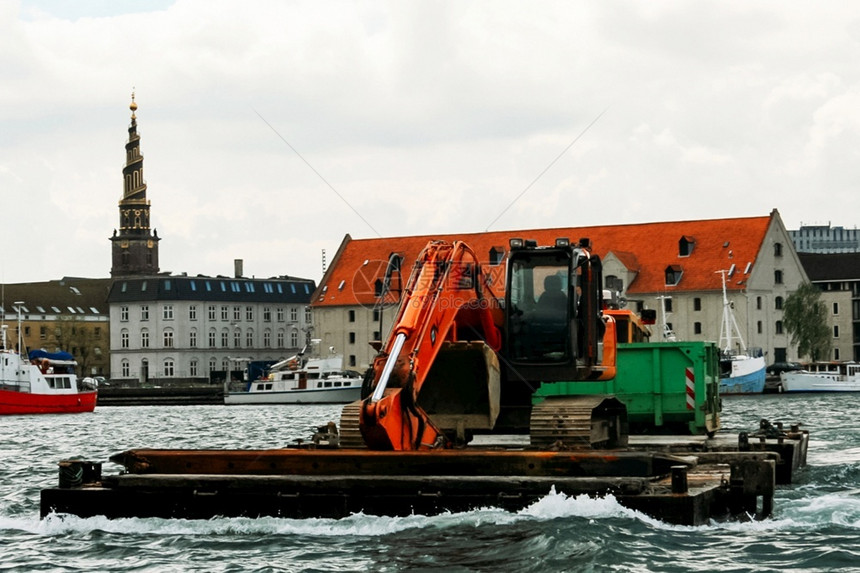 载体运输丹麦哥本哈根207年5月日拖船挖土机在运河上行驶钢包图片