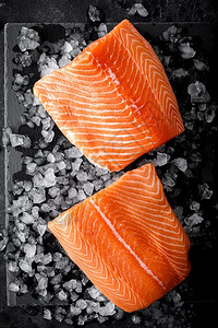 午餐鲜生鲑鱼在冰上的鲜生鲑鱼切片海肉图片
