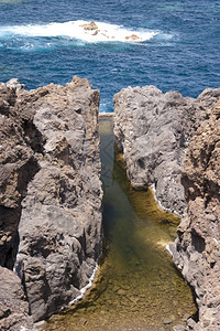 水池波浪在马德拉的尔图加岛虚张声势图片