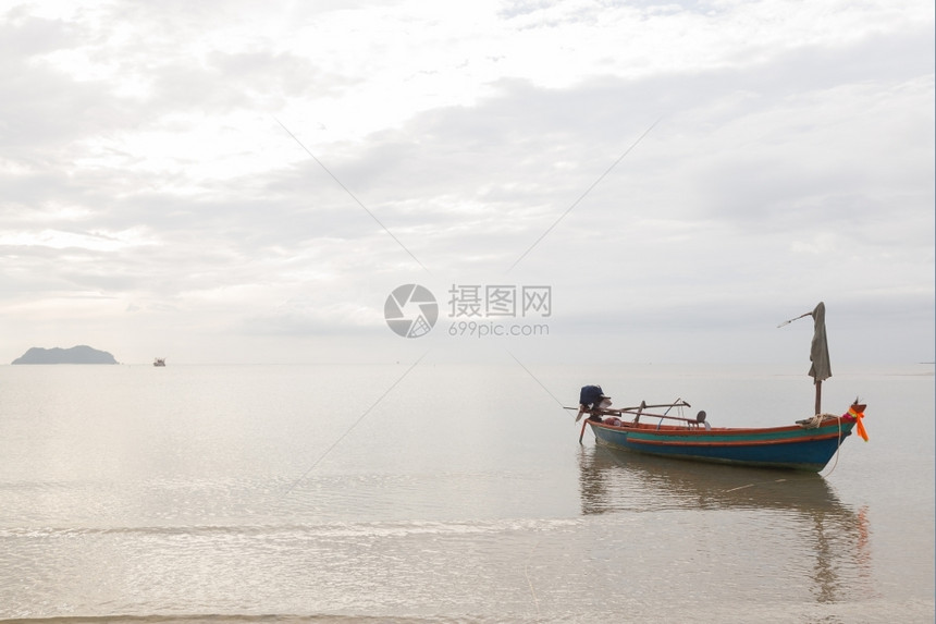 水漂浮小渔船晚上公园在海边的滩上小渔船发动机图片