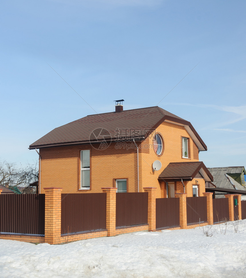 栅栏冬天俄罗斯小镇上美丽的两层眼橙黄色砖屋住宅图片
