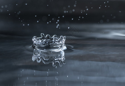 圆圈环境水滴下宏观拍到的深色底湿背景图片