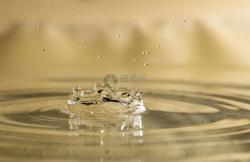 液体水滴下宏观拍到的深色底湿喝图片